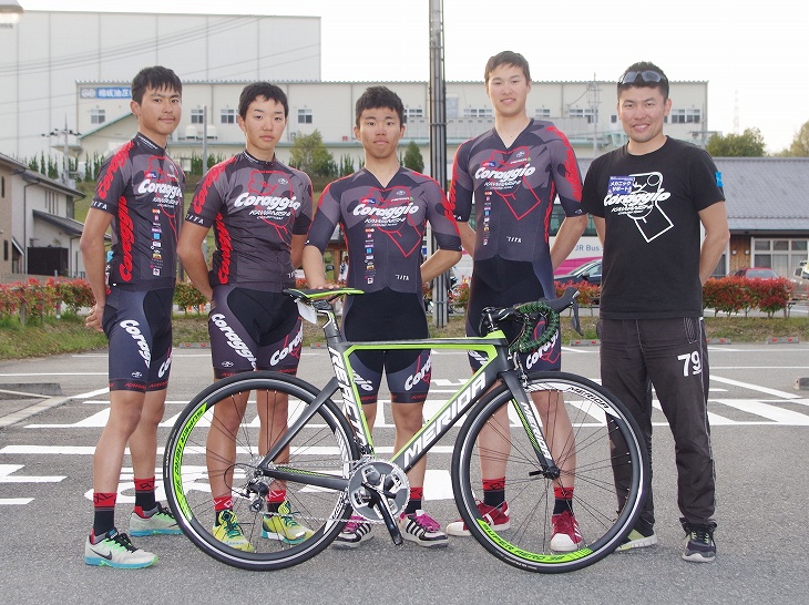 レーシングチーム「コラッジョ」のメンバーたち左から山崎咲斗選手（18）、藤原禎之選手（16）、川田直輝選手（16）、那須ブラーセンの下島将輝選手の弟下島海人選手（18）