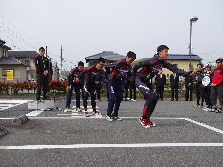 手信号実演は「右ー!!」「対向車ー!」とあまりにリアリティーで本気度が高く、笑いが起こった