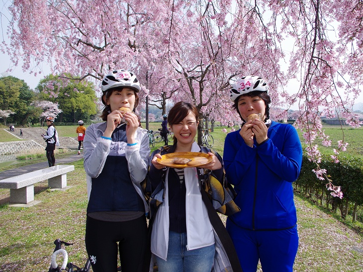 桜を見ながらかみしめるスイーツのおいしさは格別