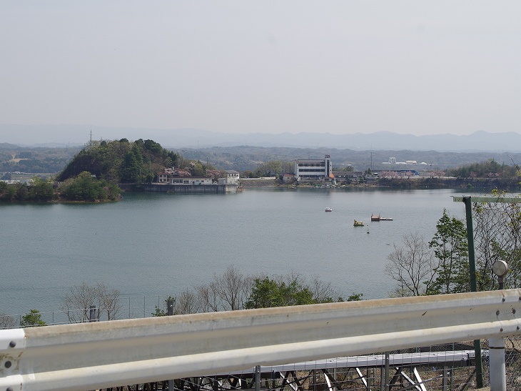 東条湖の美しい湖畔