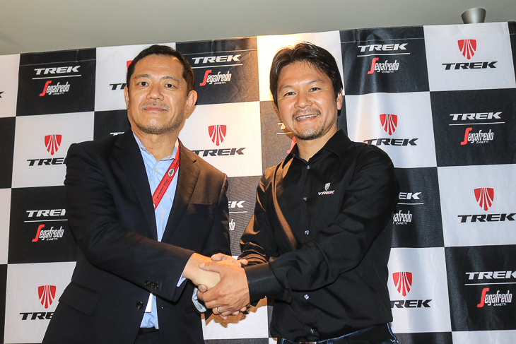 セガフレード・ザネッティジャパン代表・森聡郎氏とトレック・ジャパン代表・田村芳隆氏が握手