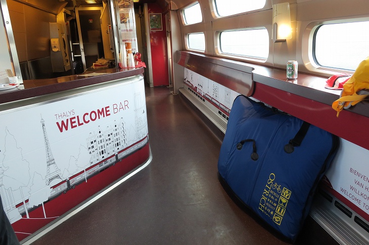 スキポール空港からアントウェプペンまでの列車ではこのようにバール客車に置かせてもらった。