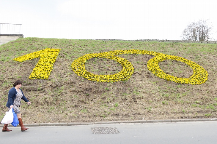 花壇も100回記念を祝う。