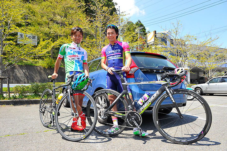 プライベートでも仲の良い土井雪広選手(マトリックス・パワータグ)と 練習に出発する新城幸也(ランプレ・メリダ)