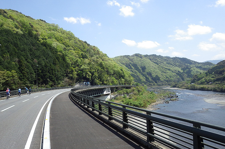 江川崎からR381を四万十川と予土線とともに道の駅四万十とおわへ。四万十川沿いの雄大な自然のど真ん中