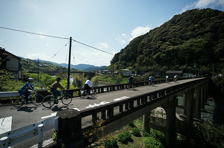 国道を外れ、旧道にかかる橋は四国山中特有のわびさびを感じる