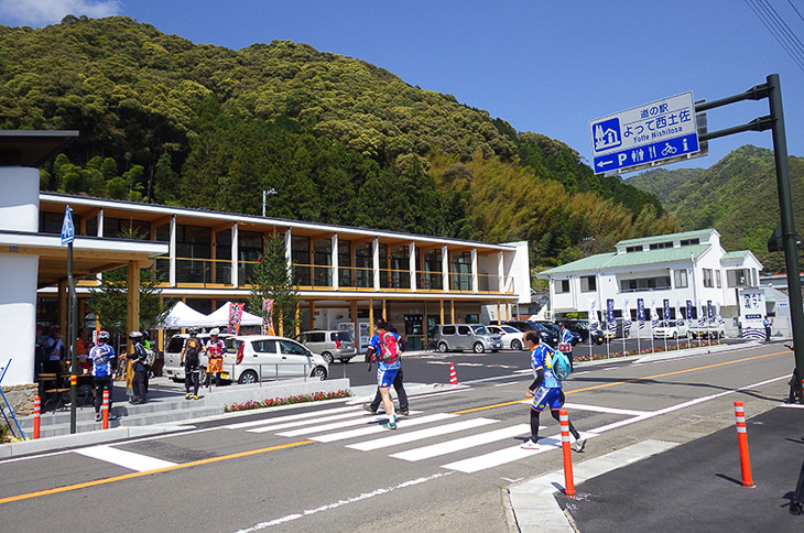 新しくオープンした江川崎の道の駅「よって西土佐」。愛媛高知の県境は施設も充実