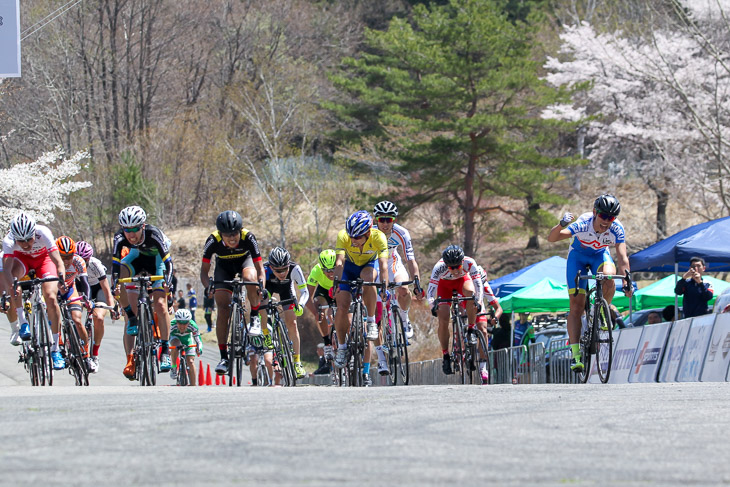 E1 半澤雄高(右端、LinkTOHOKU)が逃げ切り優勝