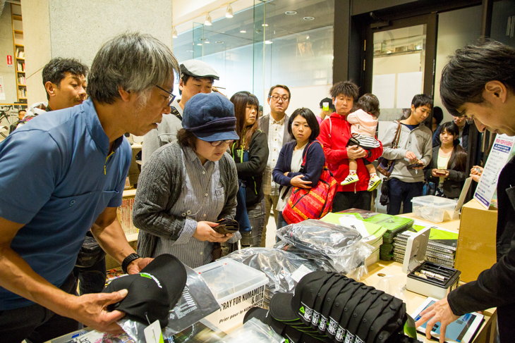 開場時は豊富に用意されていたグッズだが、予想以上の来場者数により、たちまち完売となった