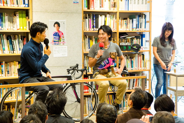 イベントは新城幸也と栗村修さんのトークショーで開幕した