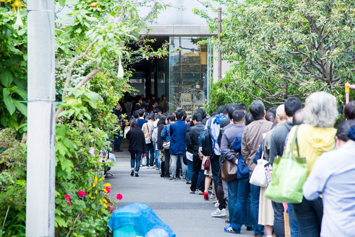 会場の裏道まで、新城との交流を待つ長蛇の列が出来た