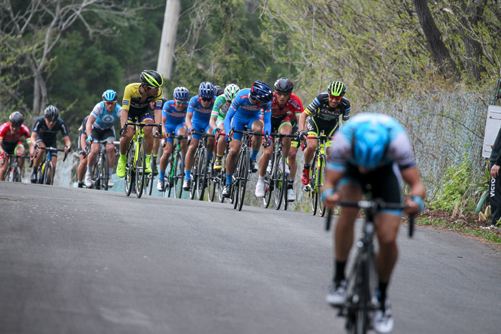 ラスト1.5km、追走するメイン集団