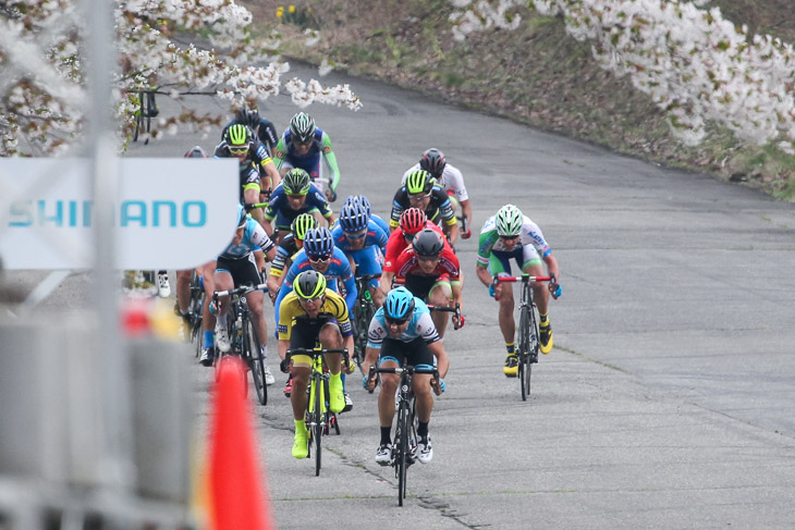 ラスト100mでロイック・デリアク(ニールプライド南信スバルサイクリングチーム)を抜く吉岡直哉(那須ブラーゼン)ら