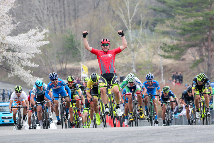 ジョン・アベラストゥリ（チーム右京）が優勝