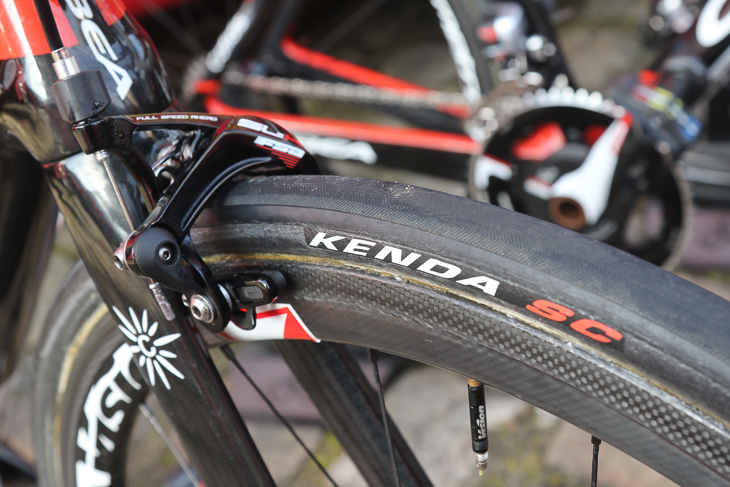 タイヤはKENDA SCと表記があるものの、ヴィットリアのCORSA CX(旧型)とうり二つ