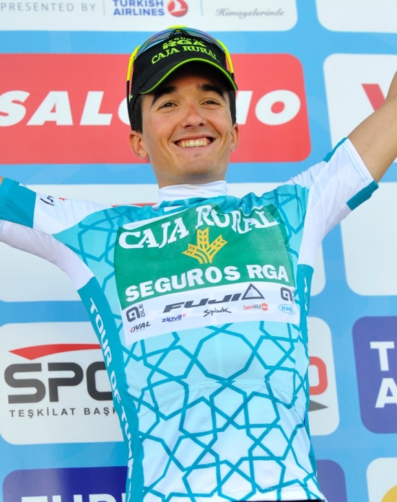 リーダージャージに袖を通したペッロ・ビルバオ(スペイン、カハルーラル)