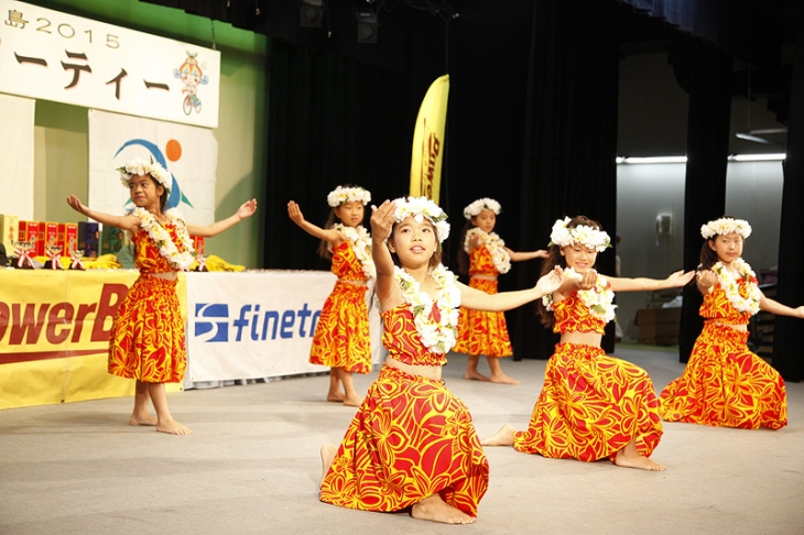 表彰式では地元の子供たちによる舞踊も披露された