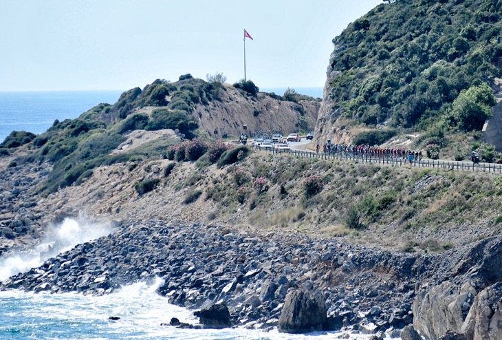 地中海沿いの風光明媚な景観を走る