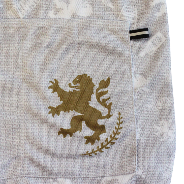 バックポケットにはカペルミュールライオンが描かれている