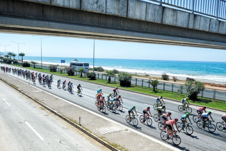 地中海に面したコースを進んでいくツアー・オブ・ターキー2016第5ステージ