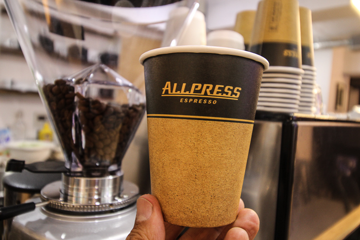 ALL PRESS ESPRESSOによるコーヒーが提供される