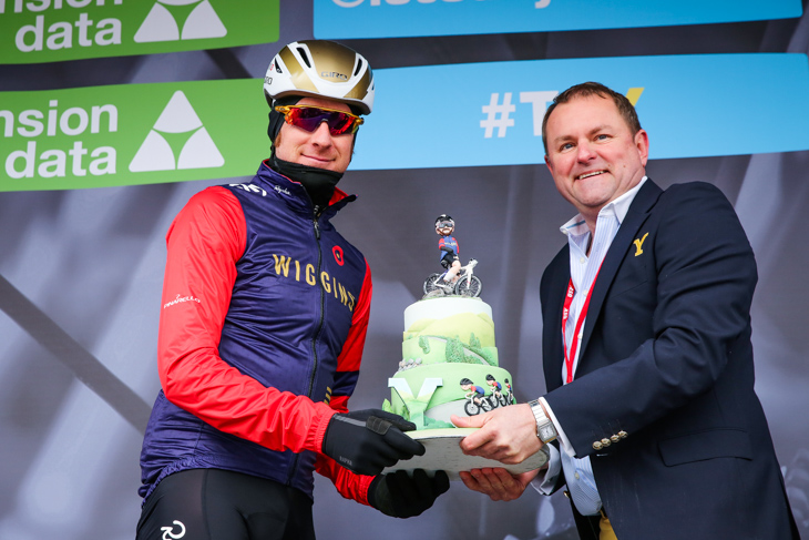 前日が誕生日のブラドレー・ウィギンズ(イギリス、チームウィギンズ)にケーキをプレゼント