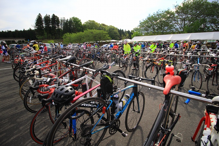 ずらりとラックに掛けられた自転車