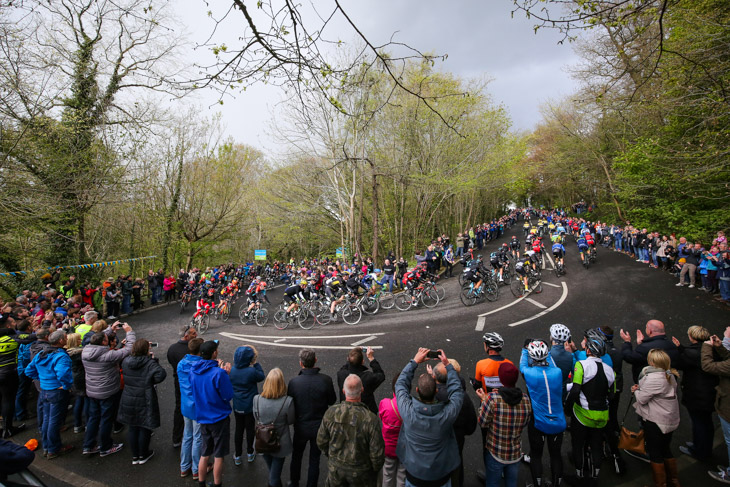 ヨークシャーの観客に見守られながらレースは進む