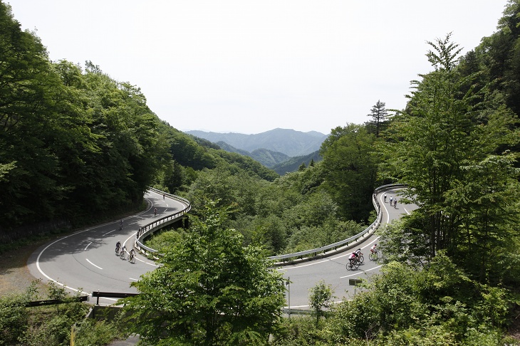 山肌を縫うように設置された道を行く参加者たち