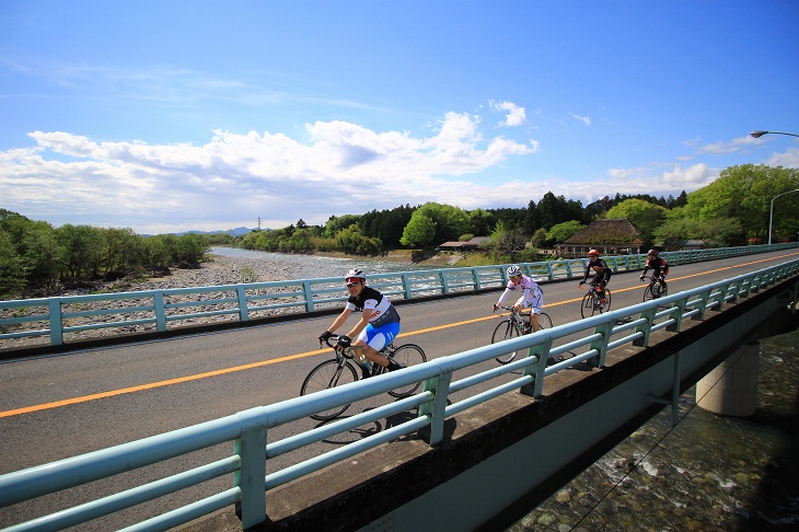 鬼怒川を渡っていきます