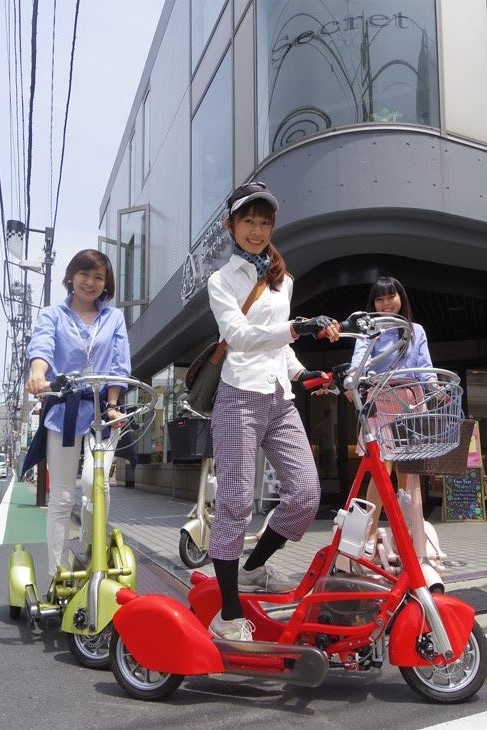 walikgbicycleの美女たちと。左の美女は社長さまのご令嬢だとか