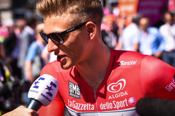 マリアロッサを着てインタビューを受けるマルセル・キッテル(ドイツ、エティックス・クイックステップ)
