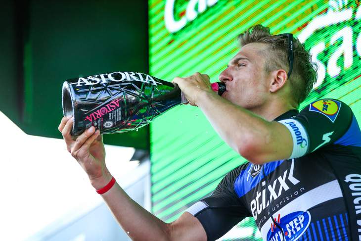 豪快にプロセッコを飲むマルセル・キッテル(ドイツ、エティックス・クイックステップ)