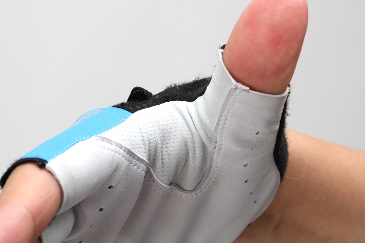 ブラケットに触れる親指と人差指部分にはグリップ力が高い素材を使用している