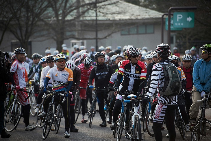 糸山公園にずらりと並んだサイクリストたち