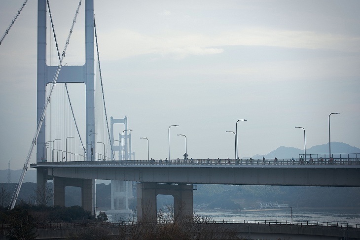 しまなみ海道最大の来島海峡大橋を渡っていく