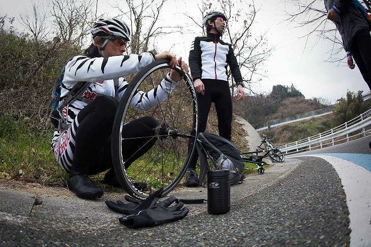 途中パンクなどのトラブルにもサポートライダーがすかさず対応