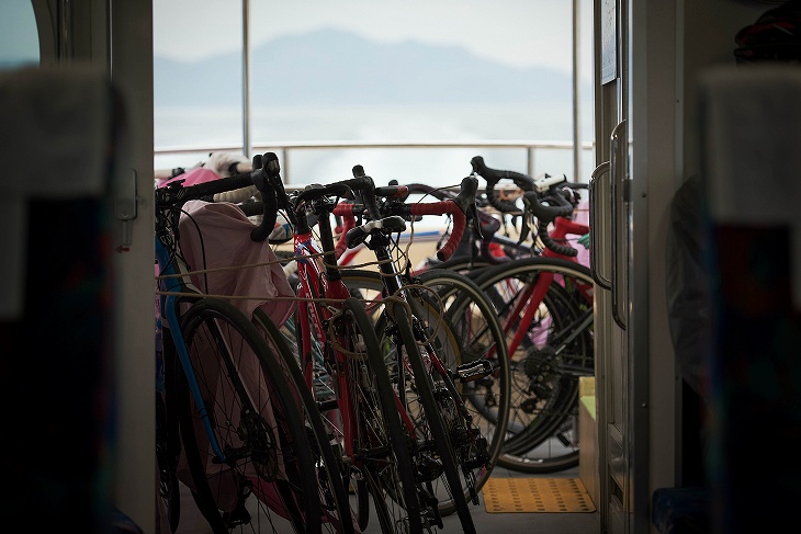 船にはそのまま自転車を載せることができる