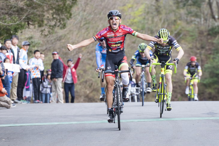 チャレンジサイクルロードレース2016で優勝した堀孝明。国内トップカテゴリーでの初優勝となった