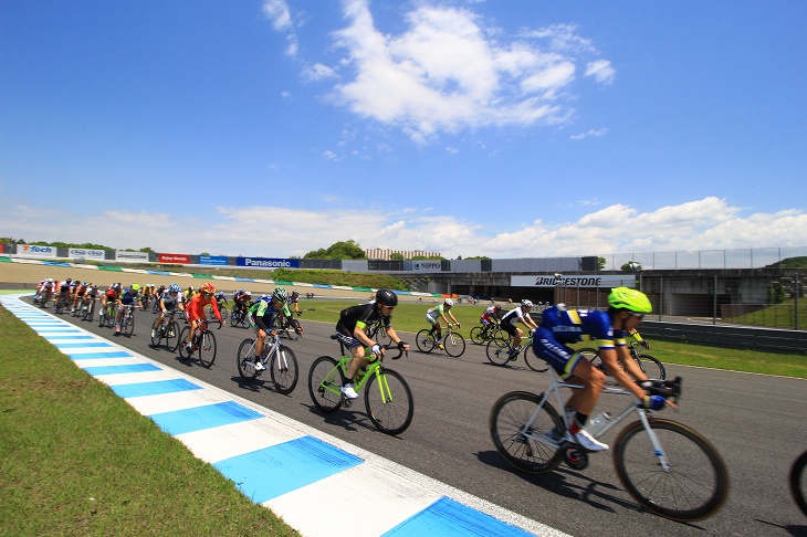 青空の下、7時間のレースに挑みます