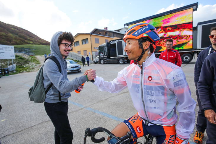 観客にボトルを渡す山本元喜(NIPPOヴィーニファンティーニ)