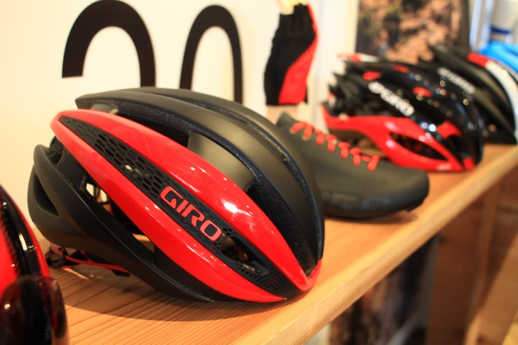 ハイエンドロードヘルメットの「Synthe」。プロロードレーサーからの支持も高いモデルだ