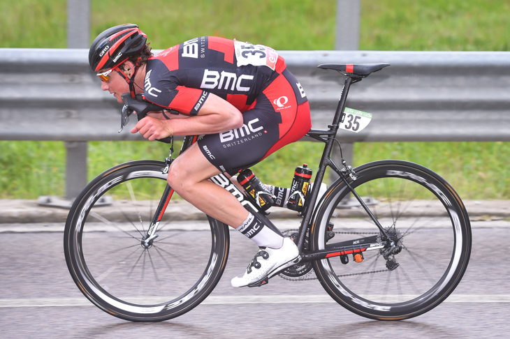 雨に濡れた下りをこなすステファン・キュング(スイス、BMCレーシング)