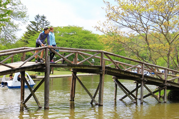 塩沢湖を眺めるカップル