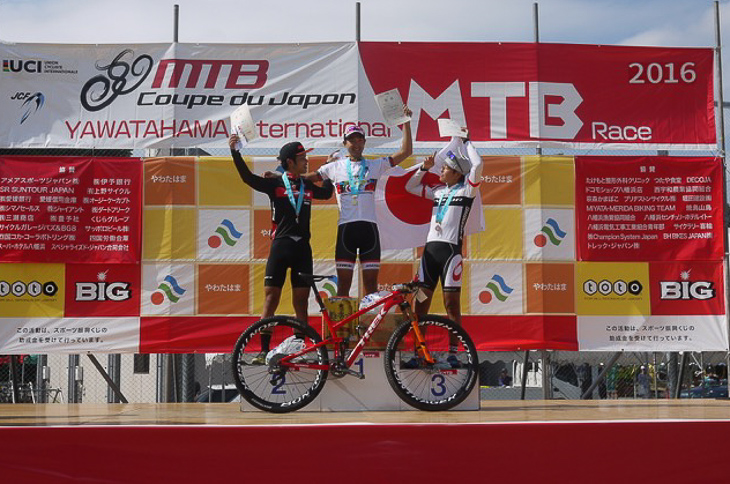 やわたはま国際MTBレース2016男子エリート表彰 優勝は山本幸平(トレックファクトリーレーシング)