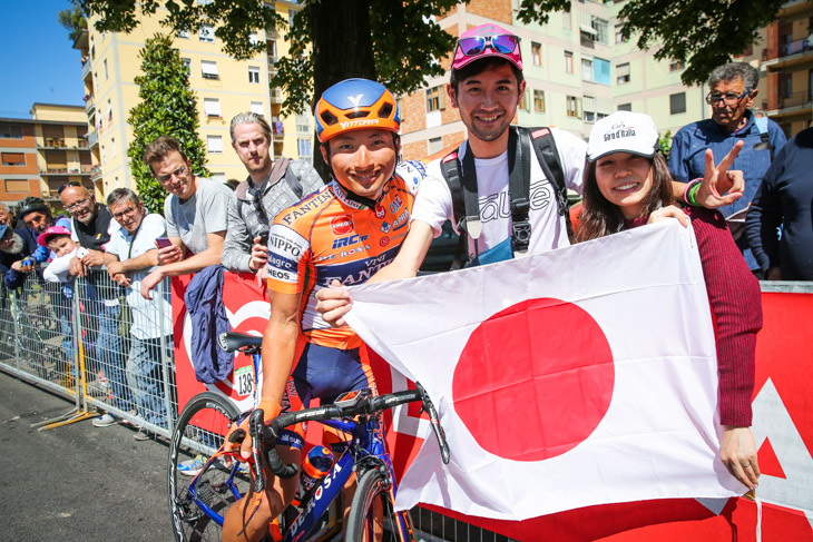 日本から来たファンと記念撮影する山本元喜(NIPPOヴィーニファンティーニ)