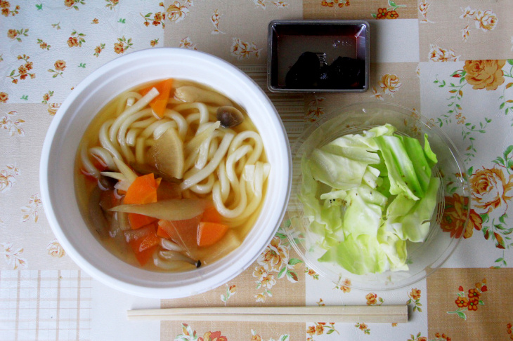 うどんはツルッとしていてあっという間に完食。キャベツは嬬恋産だ