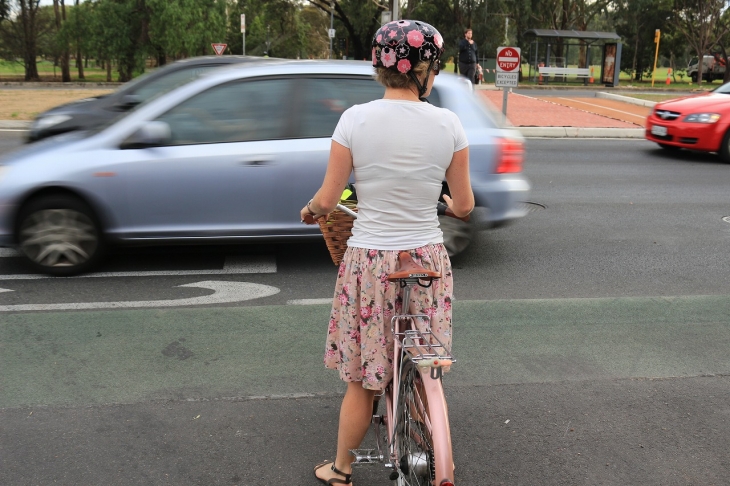 ピンクの自転車に花柄のヘルメットとスカート。おしゃれなコーディネートで自転車通勤！