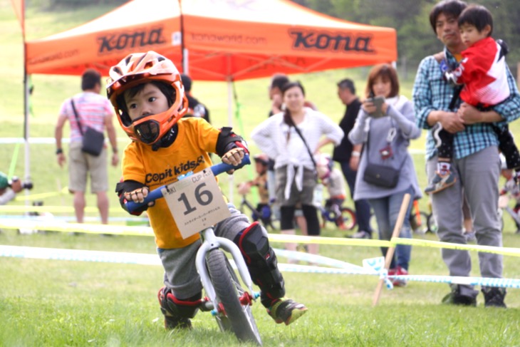 ストライダーを使ったレースも開催。キッズライダーの参加も大歓迎だ