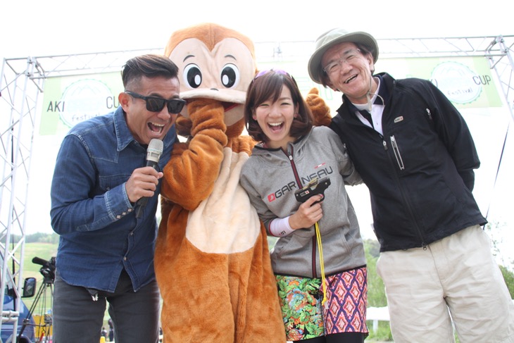 会場を盛り上げてくれたメンバー。MCアリーさん、お猿さん（？）、平野由香里さん、二宮明アキコーポレーション代表